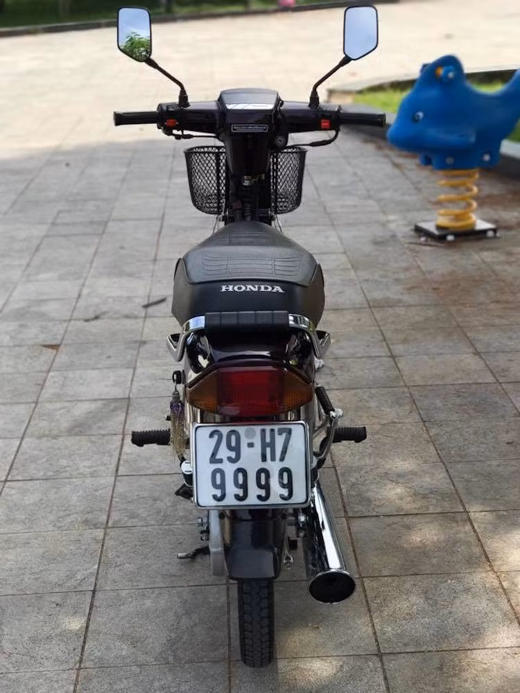 Điểm ấn tượng nhất của chiếc xe là biển số 29-H7 9999 tứ quý cực đẹp. Để "giật mới" một chiếc Dream Thái, người chơi thường phải tốn khoảng 30 triệu đồng. Tuy nhiên những chiếc Dream biển số đẹp như số cặp hay tứ quý thường chỉ có thể tính bằng độ "máu" của người mua.