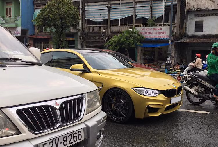 Hiện tại ở Việt Nam đang có 2 chiếc BMW M4 mang màu này. So với những chiếc 4 Series bình thường, có thể dễ dàng nhận ra M4 ngay từ cái nhìn đầu tiên nhờ có phần cản trước với thiết kế thể thao, với các lỗ hút gió kích thước lớn hơn cùng lưới tản nhiệt nan đen có logo M4 nằm bên phải.