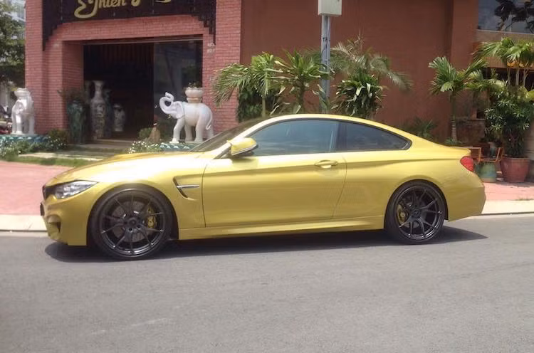 Hiện tại ở Việt Nam đang có không dưới 3 chiếc xe ôtô BMW M4 có mặt. Mới đây nhất, một chiếc BMW M4 màu "độc" Austin Yellow đã xuất hiện tại Sài Gòn, sau các phiên bản màu xanh dương Yas Marina Blue hay mui trần màu trắng. Thuộc thế hệ M4 đầu tiên với tên mã F82, trên thực tế M4 chính là M3 Coupe trước đây.