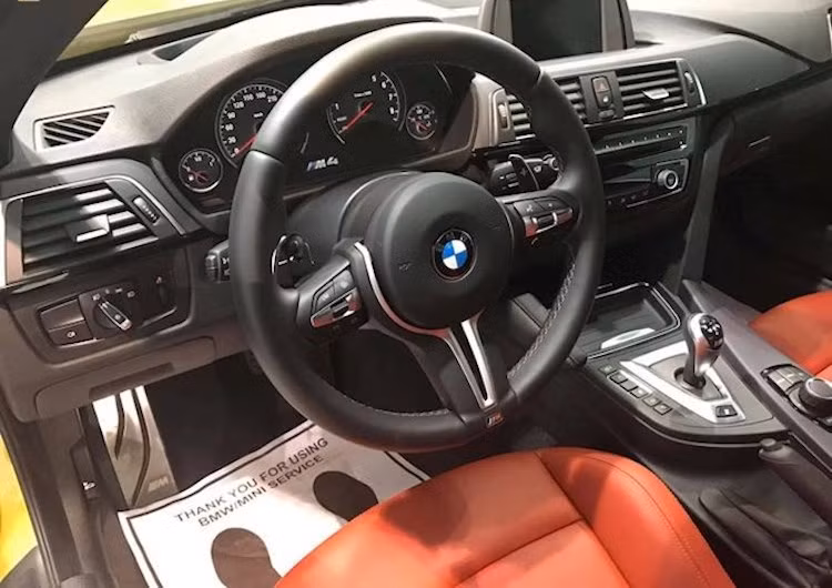 Bên trong nội thất của M4 cũng có khá nhiều điểm đặc biệt so với bao chiếc xe BMW 4 Series hiện đang lưu hành ngoài phố. Tay lái của xe đã được thay bằng loại thể thao với logo M ở góc 6 giờ, nhưng vẫn được tích hợp đầy đủ các nút điều chỉnh âm thanh. Trong khi đó, những ghế ngồi trước của xe cũng là loại thể thao.