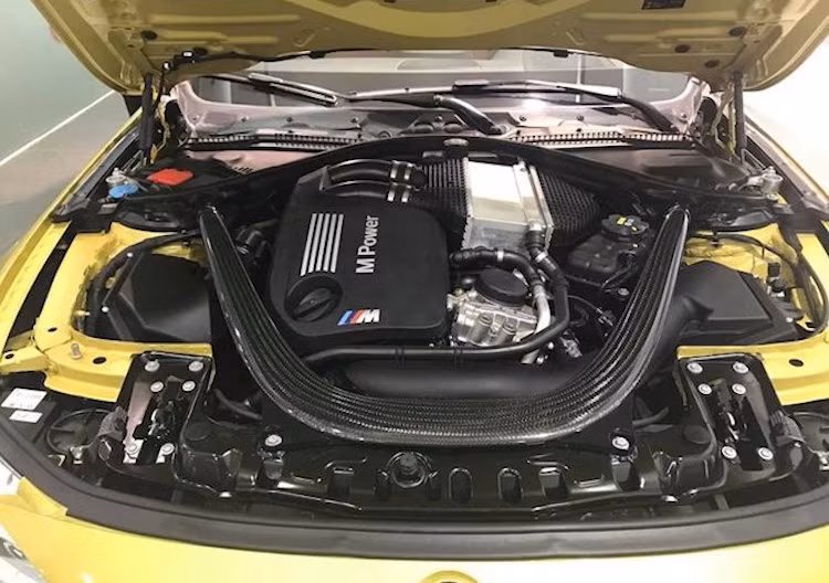 M4 chia sẻ chung động cơ 3.0l 6 xi-lanh thẳng hàng tăng áp kép với công nghệ TwinPower Turbo với M3, đem tới công suất tối đa lên tới 431 mã lực và mô-men xoắn cực đại 550 Nm. Đi kèm với động cơ là hệ dẫn động cầu sau cùng 1 trong 2 lựa chọn hộp số là sàn 6 cấp hoặc ly hợp kép 7 cấp với lẫy chuyển sau vô-lăng.