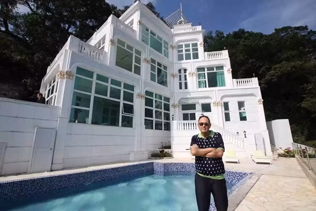 Triệu Thế Tăng là chủ tập tập đoàn bất động sản Trác Năng (Cheuk Nang) với khối tài sản khổng lồ. Ông có cuộc sống xa hoa với biệt thự triệu đô, phi cơ, du thuyền, ô tô…