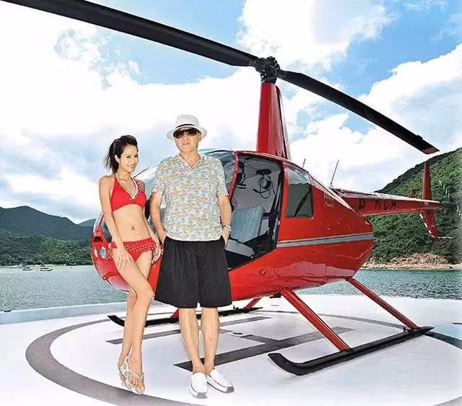 Vị đại gia này cũng vô tư khoe ảnh chở gái đẹp đi chơi bằng phi cơ riêng.