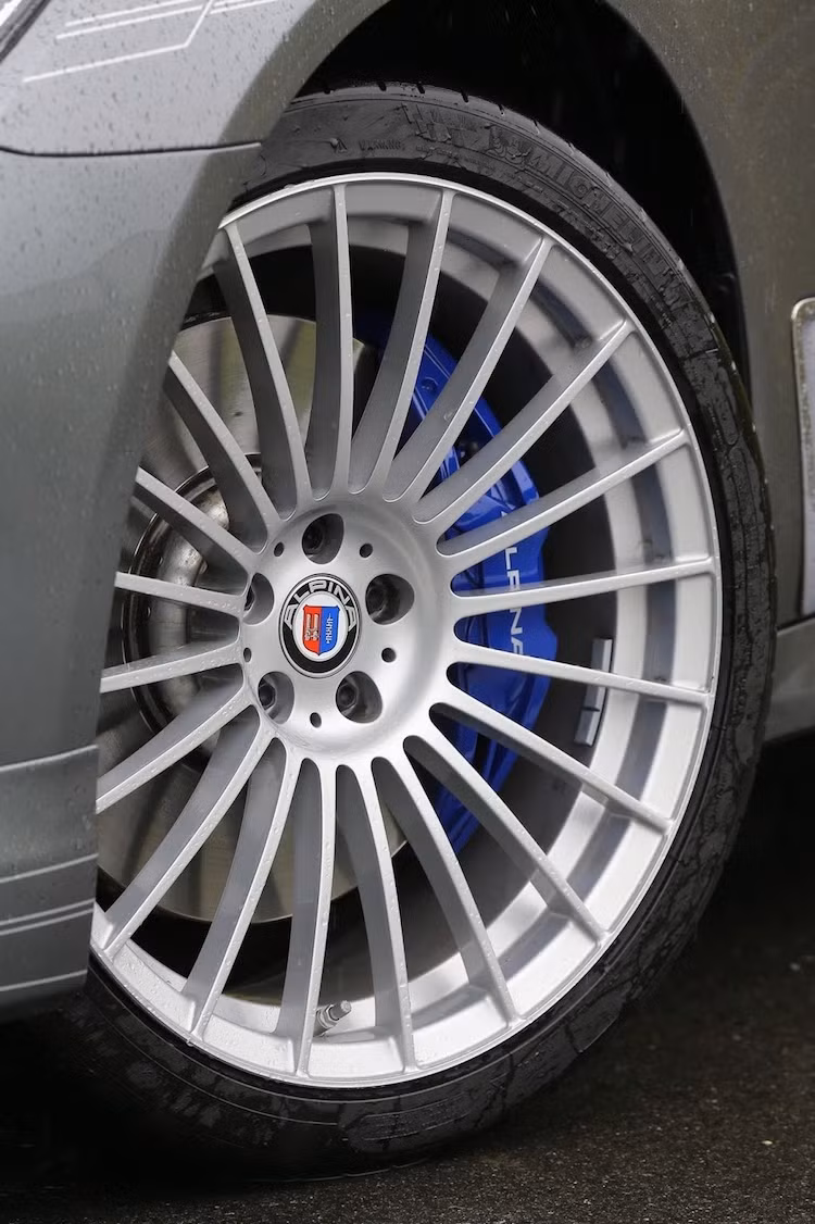 Giống như những chiếc Alpina khác, mẫu B7 Bi-Turbo xDrive cũng sở hữu bộ mâm 20 inch với thiết kế nhiều nan cổ điển, với tùy chọn mâm 21 inch. Lốp xe được nâng cấp lên Michelin với kích thước 255/40 phía trước và 295/35 phía sau. Ở đuôi xe, cánh đuôi dạng nẹp, khiến chiếc xe trông thể thao hơn nhưng không mất đi vẻ sang trọng và thanh lịch vốn có.