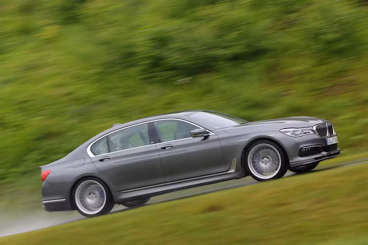 Điều quan trọng hơn, chiếc xe vẫn có thể đạt tốc độ tối đa ngang siêu xe dù dựa trên cơ sở phiên bản 7 Series với trục cơ sở lớn và trọng lượng 2 tấn. Hệ thống treo của B7 Bi-Turbo cũng đã được Alpina cải tiến, nhưng vẫn chú trọng tới sự êm ái "xuất sắc trên những hành trình dài". Kết hợp với hệ thống trợ lực lái điện tử biến thiên và ổn định thân xe chủ động, Alpina B7 Bi-Turbo không chỉ nhanh mà còn đem tới cảm giác lái tuyệt vời.