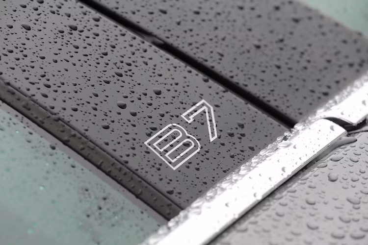 Tại thị trường Anh, Alpina B7 Bi-Turbo được bán với giá khởi điểm từ 115.000 Bảng (tương đương 3,45 tỷ đồng). Đây là mức giá khá rẻ khi xét tới hiệu năng cùng độ sang trọng của chiếc xe. Đặc biệt, khách hàng có thể tới các đại lý BMW để mua Alpina B7 Bi-Turbo và vẫn được hưởng chế độ bảo hành, hậu mãi y hệt những chiếc 7 Series bình thường nào khác.