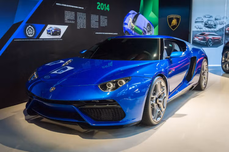 Một concept độc đáo gây nhiều nuối tiếc khác là Asterion – chiếc xe với thiết kế lấy cảm hứng từ mẫu xe Lambos những năm 70. Nếu được sản xuất, Asterion chắc chắn sẽ gây sốt cùng với bộ đôi Huracan và Aventador.