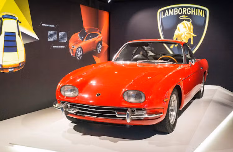 Tầng một dùng để trưng bày những mẫu xe có vị trí quan trọng nhất trong lịch sử phát triển của hãng như: chiếc xe đầu tiên Lamborghini 350GT, Lamborghini Miura, Lamborghini Diablo hay LM002.