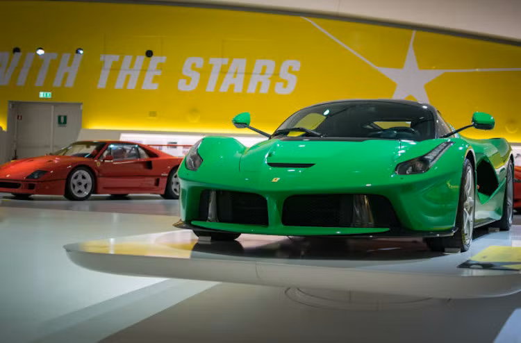 Dọc theo các điểm tham quan là hàng loạt những đại diện tiêu biểu của “ông hoàng đường đua” như 166MM, 275 GTB, 246GT Dino hay F40...