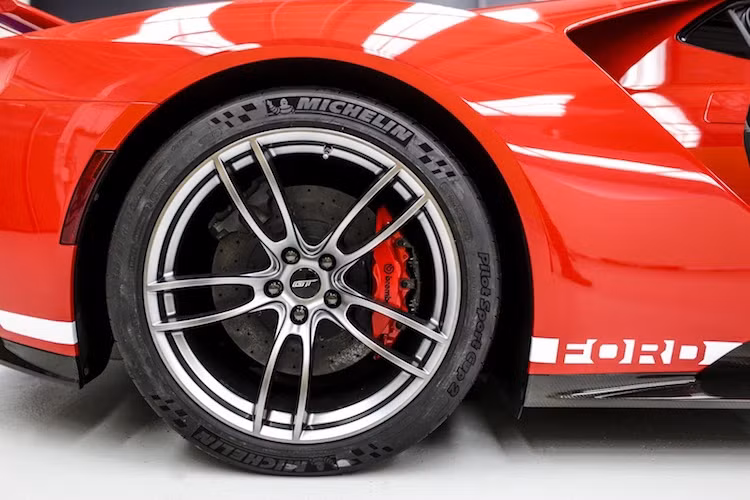 Bộ mâm 20 inch nguyên khối từ hợp kim nhôm siêu nhẹ của GT ’67 Heritage Edition cũng được sơn màu bạc titan khác với vàng của phiên bản năm ngoái. Nằm phía sau bộ mâm vẫn là hệ thống phanh gốm-carbon tương tự những phiên bản thường.