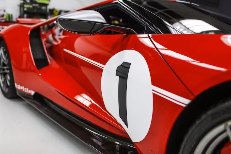 Thay vì màu đen như bản ’66 Heritage Edition, chiếc xe nay đã được sơn trong tông màu đỏ Race Red bắt mắt hơn. Nó cũng được trang trí bằng các họa tiết chạy sọc, đánh số và chữ Ford màu trắng hai bên thân xe tương tự như phiên bản đua cách đây 50 năm.