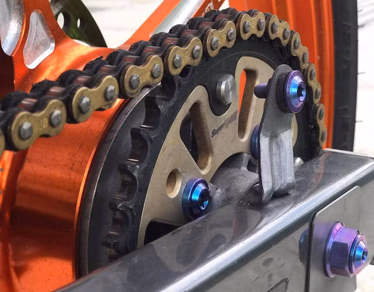 Động cơ nguyên bản vứi công suất 18 PS của Z125 vốn đã khá mạnh mẽ nên đã được chủ xe giữ nguyên. Sức mạnh của động cơ được truyền tới bánh sau thông qua xích DID và đĩa tải Supersprox. Hệ thống phanh sau cũng đã được nâng cấp với pen đạp Brembo Rossi, heo Brembo Billet kèm theo đĩa Braketech.