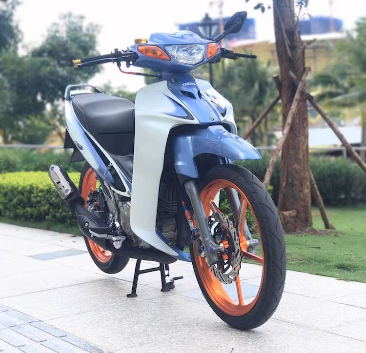 Không giống như nhiều chiếc Z125 hiện nay được nâng dàn vỏ với tem 125ZR, chủ xe đã lựa chọn màu sơn xanh, yếm trắng cùng bộ tem của phiên bản Z125 những năm 2002-2003, khiến cho chiếc xe có vẻ hoài cổ thanh nhã.