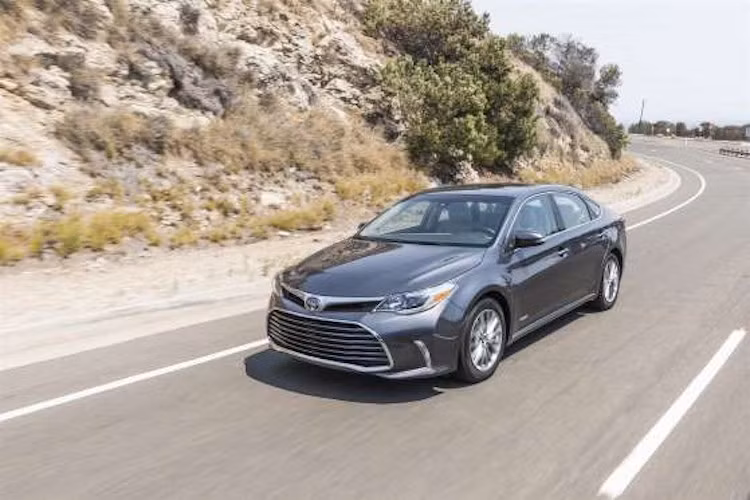 Toyota Avalon Hybrid 2017: Đây là mẫu xe được đánh giá cao nhất trong danh sách ôtô hybrid của Toyota. Xe có mức tiêu thụ chỉ 5,88 l/100km trên đường hỗn hợp và đường thành phố, 6,03 l/100km đường cao tốc. Mức giá khởi điểm xe là 37.300 USD.