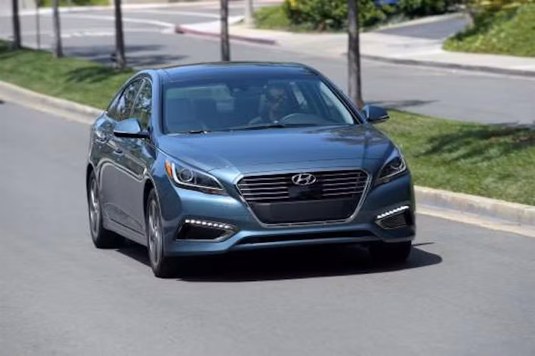 Hyundai Sonata Plug-In Hybrid 2017: Xe có mức tiêu thụ chỉ 6,03 l/100km trên đường hỗn hợp. Phạm vi hoạt động của xe cho một lần sạc đầy pin là 43 km rồi chuyển sang động cơ xăng. Tổng đoạn đường xe có thể di chuyển khi pin điện và bình xăng đầy là 950km. Xe sở hữu động cơ 4 xylanh 2.0l kết hợp động cơ điện với tổng công suất 202 mã lực. Mức giá khởi điểm xe là 34.600 USD.