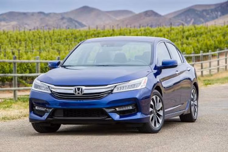 Honda Accord Hybrid 2017: Xe có mức tiêu thụ 4,9 l/100km trên đường hỗn hợp, 4,8 l/100km đường thành phố, 5 l/100km đường cao tốc. Xe sở hữu động cơ 4 xylanh 2.0l kết hợp động cơ điện sản sinh ra tổng công suất 212 mã lực. Bản tiêu chuẩn của xe được trang bị kết nối Bluetooth, một cổng USB, camera phía sau, hệ thống giải trí với màn hình 8 inch. Mức giá khởi điểm xe là 29.605 USD.