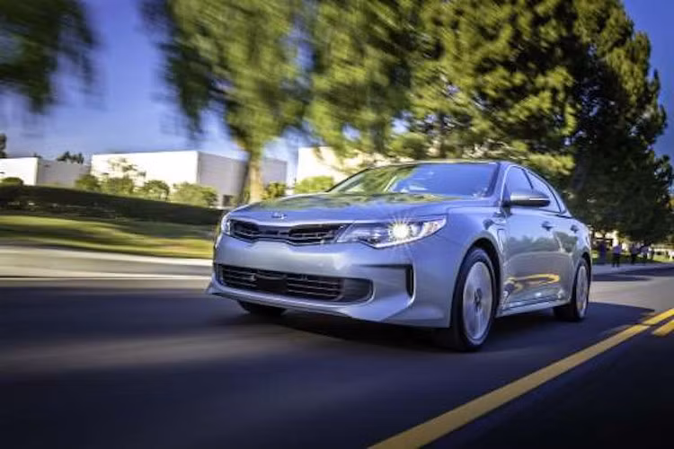  Kia Optima Plug-In Hybrid 2017: Xe có mức tiêu thụ chỉ 5,88 l/100km trên đường hỗn hợp, 6,03 l/100km đường thành phố, 5,47 l/100km đường cao tốc. Phạm vi hoạt động của xe cho một lần sạc pin là 47 km rồi chuyển sang động cơ xăng. Xe sở hữu động cơ 4 xylanh 2.0l 154 mã lực kết hợp động cơ điện 66 mã lực. Mức giá khởi điểm xe là 35.210 USD.