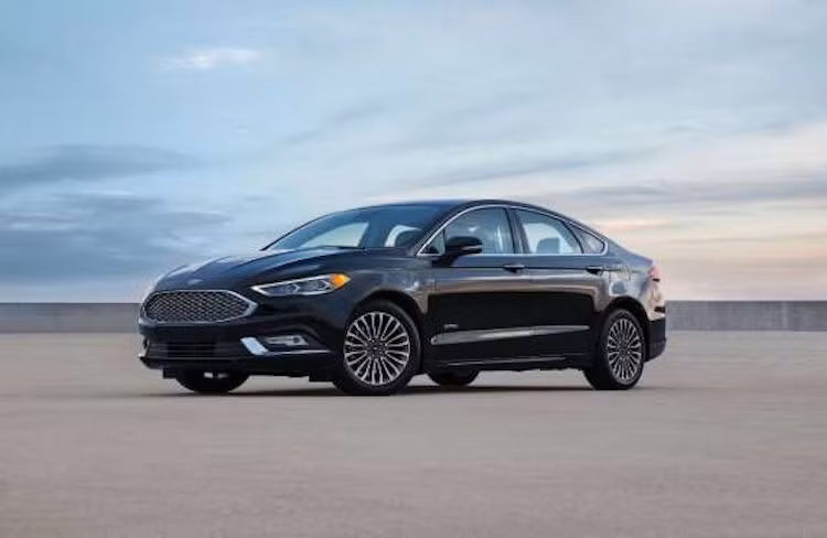 Ford Fusion Energi 2017: Xe có mức tiêu thụ nhiên liệu 5,6 l/100km trên đường hỗn hợp, 5,47 l/100km đường thành phố, 5,74l/100km đường cao tốc. Phạm vi hoạt động của xe cho một lần sạc pin là 34 km rồi chuyển sang động cơ xăng. Xe sở hữu động cơ 4 xylanh 2.0l kết hợp động cơ điện sản sinh ra tổng công suất 188 mã lực. Mức giá khởi điểm xe là 31.120 USD.