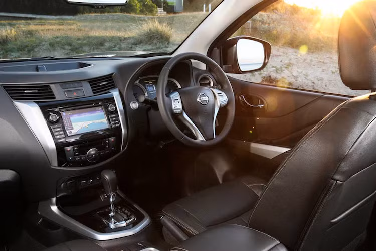 Bên trong nội thất, Navara N-Sport Black Edition sở hữu các ghế ngồi bọc vải nhung. Ngoài ra, những trang bị trong cabin của xe không có sự khác biệt so với phiên bản thường. Navara N-Sport Black Edition vẫn có vô lăng thể thao 3 chấu bao gồm nhiều nút bấm chức năng - ngoài ra nó còn sở hữu cả tính năng Cruise Control, hệ thống giải trí với màn hình cảm ứng,…