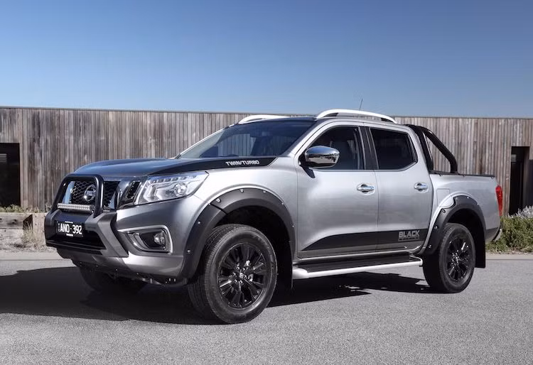 Dựa trên cơ sở thiết kế của các phiên bản thông thường, phần đầu Navara N-Sport Black Edition đã được Nissan bổ sung thêm ba-đờ-sosocs bằng nhựa kết hợp ống thép mạnh mẽ. Nằm phía trên ba-đờ-sốc, Nissan còn bổ sung thêm một hàng đèn LED chiếu sáng tăng cường.
