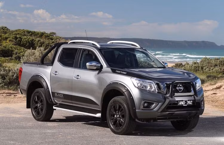 Bên cạnh những phiên bản thường, nhiều hãng xe lớn có những dòng bán tải cỡ trung hiện nay đều đang có các phiên bản đặc biệt với vẻ ngoài mạnh mẽ hơn. Mới đây nhất, hãng xe Nhật Bản là Nissan đã vừa ra mắt phiên bản xe bán tải Nissan Navara N-Sport Black Edition tại thị trường Úc, khiến chiếc xe trông "ngầu" hơn.