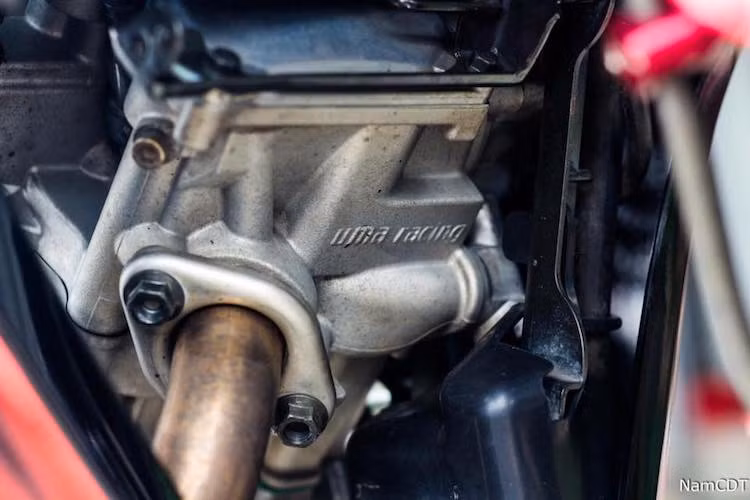 Vốn có dung tích nguyên bản chỉ 135 cc, tuy nhiên bản độ này đã được chủ xe nâng dung tích với bộ nòng xi-lanh độ từ hãng UMA Racing từ Malaysia cùng với trái piston đường kính 62 mm. Với "combo" trên, dung tích và công suất của chiếc xe còn vượt qua cả "đàn em" Exciter 150 sau này.