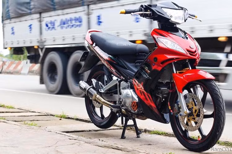 Không chỉ được "dọn mới" và "độ kiểng" lại, chiếc xe số thể thao Yamaha Exciter 135 thế hệ đầu tiên còn được chủ nhân độ lại "nội công" để cho cảm giác lái mạnh mẽ và thể thao hơn.