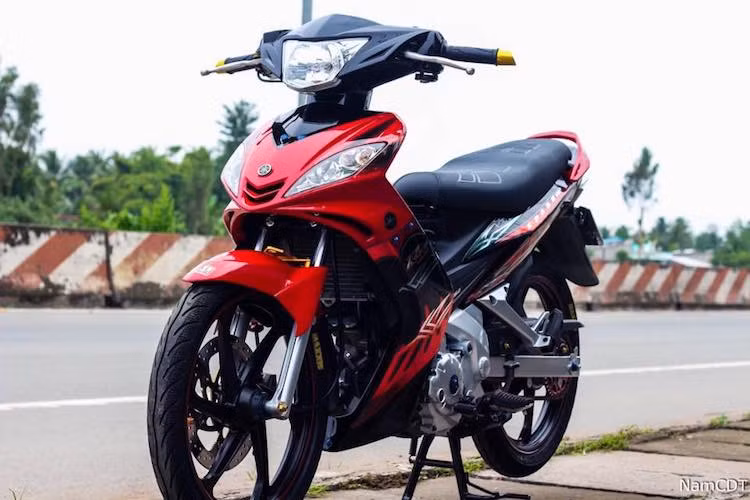 Dù đã ra đời từ cách đây 12 năm, nhưng thế hệ Yamaha Exciter 135 đầu tiên vẫn được rất nhiều biker tại Việt Nam ưa chuộng. Để "hồi sinh" cho mẫu xe này, một biker tại miền Nam vừa tiến hành độ lại "từ trong ra ngoài" cho chiếc xe, tập trung vào cả "dàn ngoài" lẫn "nội công".