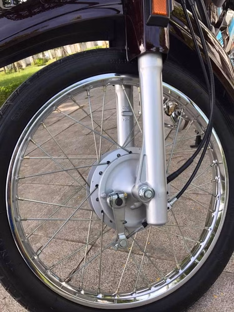 Độ "giả zin" của chiếc xe được thể hiện ở từng chi tiết nhỏ nhất, chẳng hạn như giỏ trước màu đen có được bằng cách nhúng nhựa bảo vệ thay vì sơn vẫn còn nguyên tem dầu dán chữ Honda phía trước. Một số chi tiết khác như moay-ơ, vỏ phuộc... đã được sơn lại theo đúng mã màu nguyên bản để phục chế lại như mới.