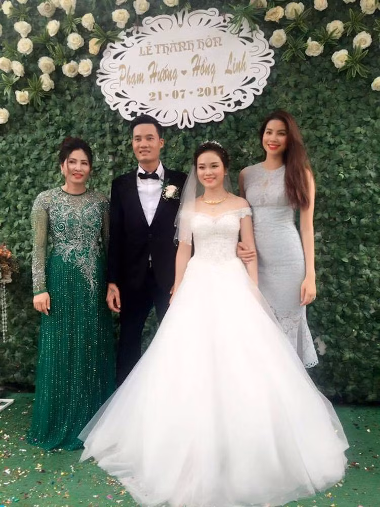 Dù ít khi kể về gia đình nhưng thông qua hình ảnh được chia sẻ có thể thấy Hoa hậu sinh năm 1991 rất tình cảm với em trai.