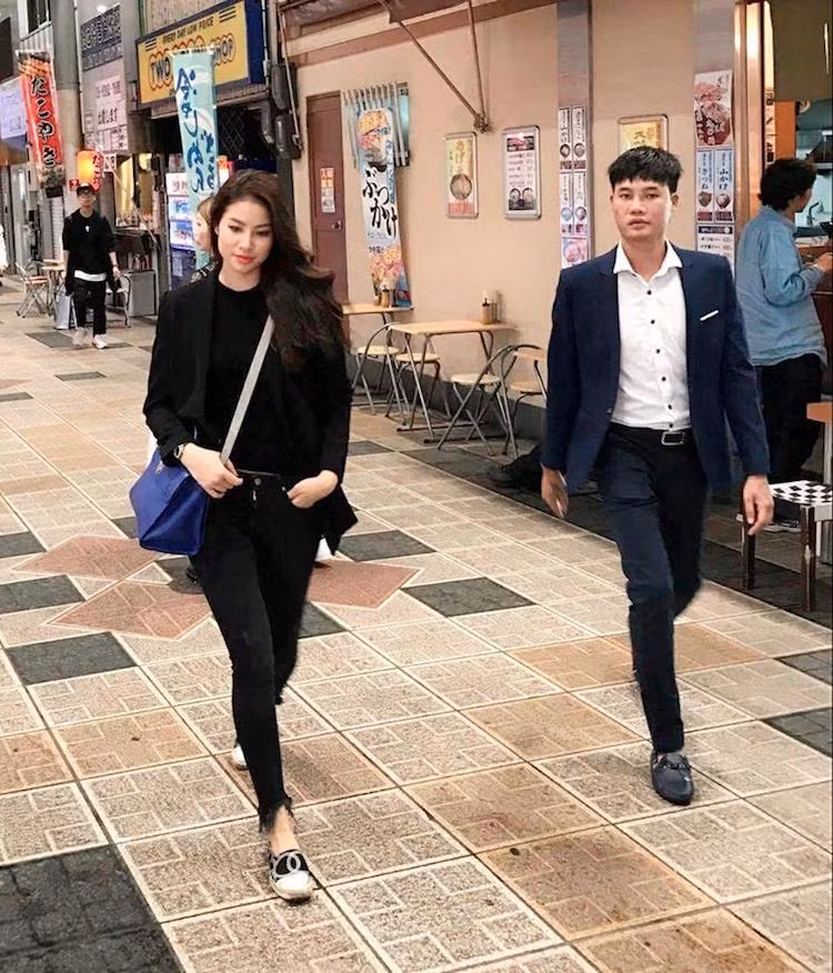 Là con gái lớn trong gia đình có 2 chị em, lại là kinh tế chính của gia đình, Phạm Hương một lúc vừa chăm sóc cho bố bị ốm nặng, vừa lo lắng đám cưới cho em trai ruột.