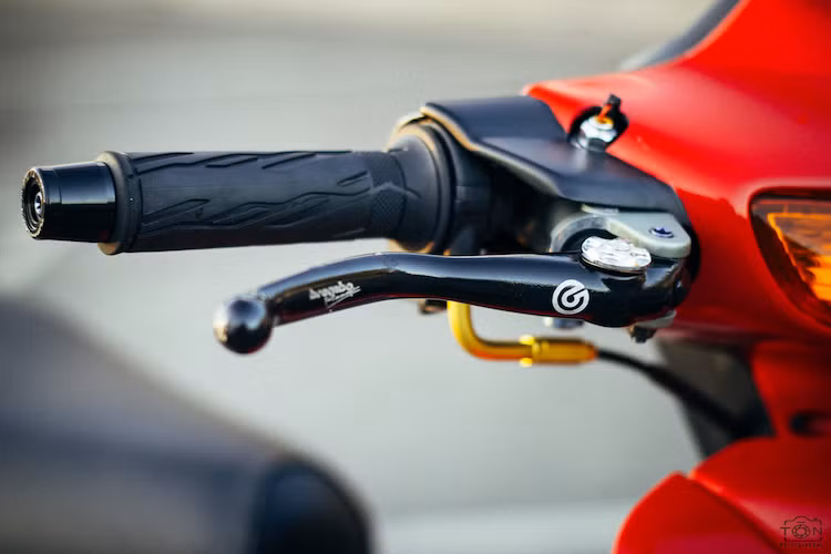 Hoàn thiện cho hệ thống phanh trước của xe là cùm phanh Brembo được tháo từ một mẫu xe phân khối lớn khác. Bên cạnh cùm phanh là cùm ga cuốn Domino, trong khi phía trái tay lái có sự xuất hiện của cùm công tắc đa năng của Honeywell.