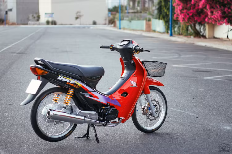 Chiếc xe số phổ thông Honda Wave 110 Thái Lan đời cũ đã được biker tại Việt Nam "hồi sinh", không chỉ mới mà còn vận hành an toàn hơn so với xe nguyên bản nhờ loạt đồ chơi "hàng hiệu".