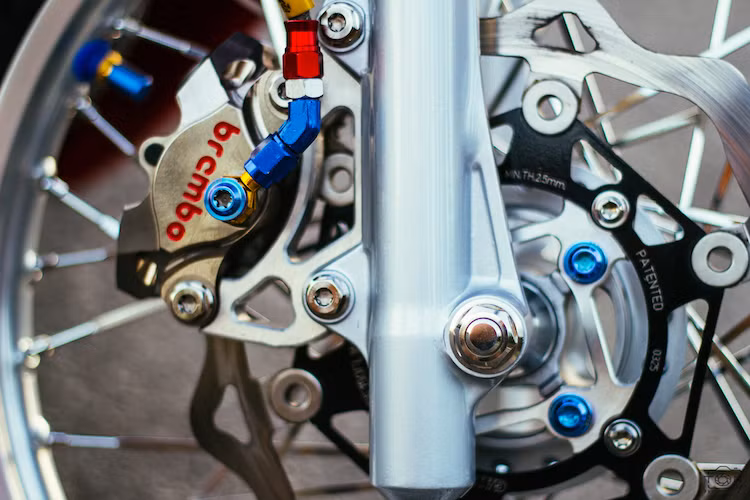 Vốn có bánh căm nguyên bản cho cả 2 bánh, chiếc Wave đã được chủ xe độ lại" dàn chân" với niềng nhôm Excel cùng moay-ơ CNC và bộ nan dẹt sắc sảo. Đặc biệt, hệ thống phanh trước của xe đã được độ "khủng" với heo Brembo Nickel 2 pis đối xứng "hàng hiệu", dây dầu Earl's và đĩa Galfer.