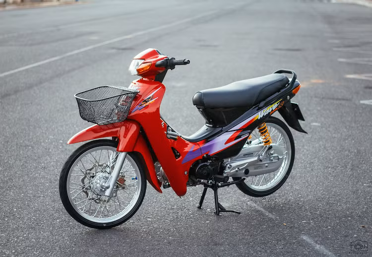 Du nhập vào Việt Nam vào khoảng cuối thập niên 90, những chiếc xe số phổ thông Honda Wave đã nhanh chóng "chiếm ngôi" Dream II để trở thành mẫu xe được ưa chuộng nhất của người dân. Ban đầu chỉ có phiên bản 100 cc, sau đó những chiếc Honda Wave 110 Thái Lan cũng dần du nhập vào nước ta.