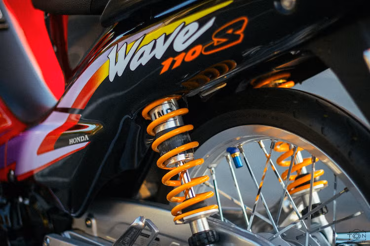 Điểm nhấn cho xe từ phía sau chính là cặp phuộc Ohlins "hàng hiệu" thay cho phuộc nguyên bản. Dù có phanh trước đã được độ lại cực "khủng", tuy nhiên phanh sau dạng đùm của Wave 110 đã được chủ xe giữ nguyên.
