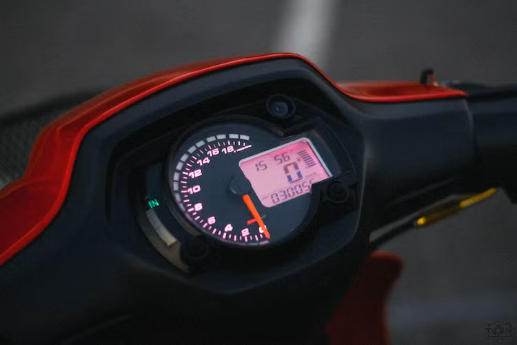 Ra mắt từ 20 năm trước, thế hệ Wave đầu tiên chỉ có bảng đồng hồ đơn giản với báo tốc độ, báo số và một số đèn báo khác. Tuy nhiên trên bản độ này, chủ xe đã thay thế bảng đồng hồ nguyên bản của xe bằng đồng hồ Koso RX2N đa chức năng, đặt vừa khít trong bộ vỏ nhựa gáy nguyên bản đã được chế mủ của Wave.