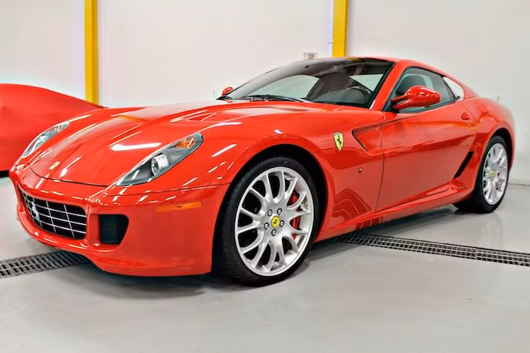 Nằm dưới nắp ca-pô của 599 GTB là khối động cơ V12 6.0l nạp khí tự nhiên với công suất lên tới 612 mã lực và mô-men xoắn cực đại 608 Nm.