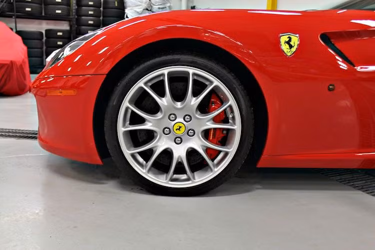 Chiếc 599 GTB số sàn trong bài viết này đang nằm ở showroom Caliber Auto tại Canada, và là một trong số ít xe nằm tại khu vực Bắc Mỹ. Dù được sản xuất từ 10 năm trước nhưng nó vẫn còn trong tình trạng gần như "đập công" do mới chỉ chạy 3918 km.