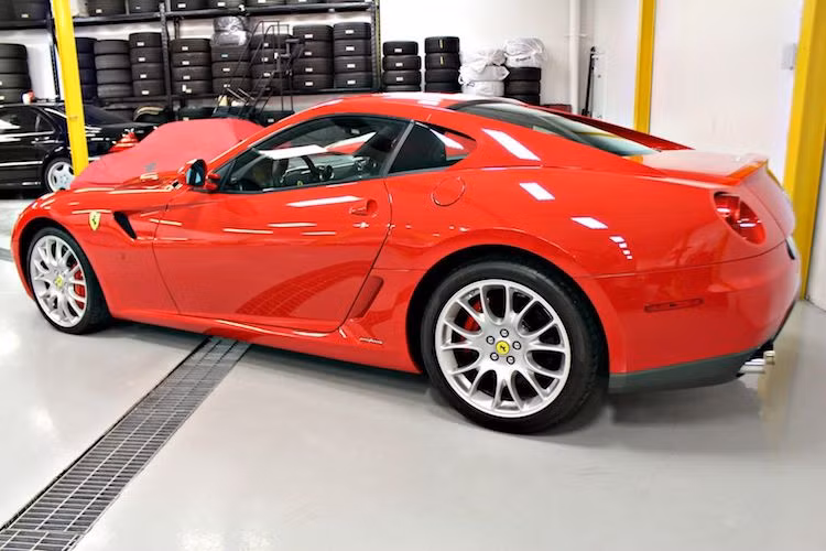 Kết hợp với hệ dẫn động cầu sau, chiếc xe chỉ mất 3 giây để đạt vận tốc 100 km/h từ khi đứng yên, trước khi đạt tốc độ tối đa 330 km/h.