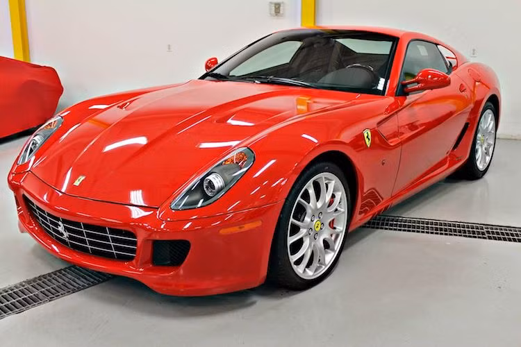 Được ra mắt vào năm 2006, siêu xe Ferarri 599 GTB là mẫu xe du lịch (GT) "tiền nhiệm" của dòng 812 Superfast hiện tại. Được bán với cả hai lựa chọn số sàn và số tự động, tuy nhiên trên thực tế số lượng 599 GTB số sàn cực kỳ hiếm, với chỉ 30 chiếc được sản xuất từ trước tới nay.