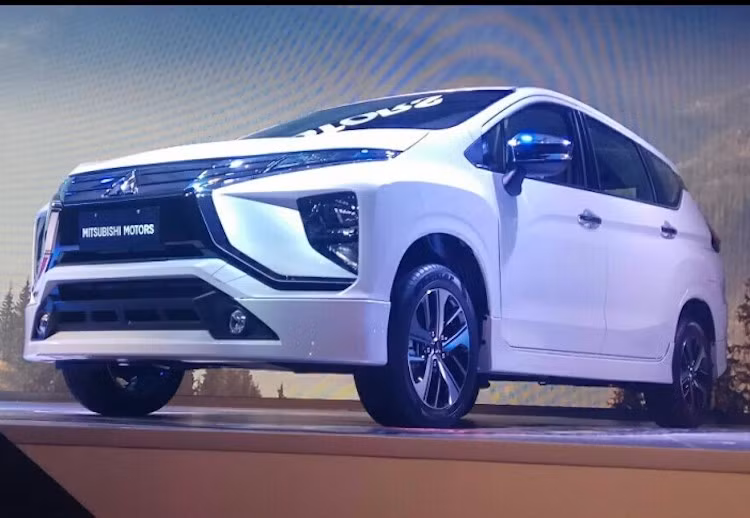 Động cơ của xe sẽ chỉ kết hợp với duy nhất hệ dẫn động cầu trước, tuy nhiên Mitsubishi đưa ra 2 sự lựa chọn hộp số cho xe là số sàn 5 cấp hoặc tự động 4 cấp, tùy thuộc vào từng phiên bản. Các trang bị an toàn của xe chỉ dừng ở mức cơ bản với 2 túi khí phía trước, hệ thống chống bó cứng phanh ABS và hệ thống điều phối lực phanh điện tử EBD.