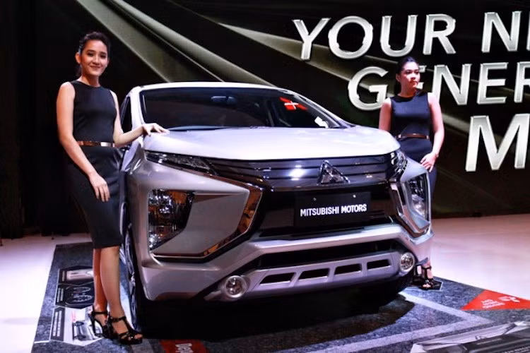 Tại thị trường Thái Lan, Expander sẽ được bán với 4 phiên bản cấu hình là GLX, GLS, Exceed và Ultimate. Hiện chưa rõ thời điểm bán ra của chiếc xe nhưng theo một số nguồn tin rò rỉ từ nội bộ, Expander sẽ có giá khởi điểm từ 189 triệu Rupiah (tương đương 322 triệu đồng) cho bản thấp nhất GLX số sàn và cao nhất 246 triệu Rupiah (tương đương 419 triệu đồng) cho bản Ultimate "full option".