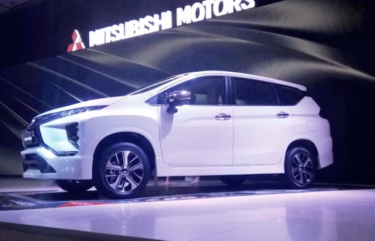 Khác với đa số các dòng xe hiện nay, đèn pha của Expander đã được dời xuống vị trí cản trước, ngoài ra chiếc xe còn có đèn sương mù bên dưới. Ở hai bên thân xe nổi bật bởi vòm bánh trước vuông vức khỏe khoắn, cùng với các cửa kính bên tạo cảm giác như "nối liền" với kính sau. So với các đối thủ, Expander có khoảng sáng gầm lớn hơn hẳn do chiếc xe được Mitsubishi thiết kế lấy cảm hứng một phần từ SUV.