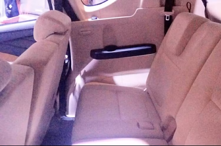 Nằm ở phân khúc xe hạng B nên cabin của Expander được hoàn thiện chủ yếu từ chất liệu nhựa cứng rẻ tiền. Tuy nhiên trên các phiên bản cao cấp nhất, chiếc xe cũng sang trọng hơn một chút với các ghế ngồi bọc giả da. Xe có khả năng ngồi 7 người, với hàng ghế thứ 2 có thể gập 60/40 và hàng ghế thứ 3 gập 50/50 nhằm tăng thể tích khoang hành lý.