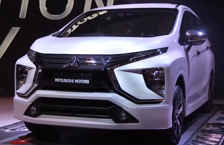 Về thiết kế, Expander đã được hãng xe hơi Mitsubishi giữ khá gần với mẫu xe ý tưởng XM Concept, khiến kiểu dáng của nó trở nên độc đáo và khỏe khoắn hơn so với các đối thủ. Ở phía trước, phần đầu xe đã được thiết kế theo ngôn ngữ "Dynamic Shield" mới nhất của Mitsubishi với lưới tản nhiệt lớn và cặp đèn định vị LED sắc sảo.