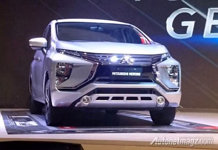 Về hệ động lực, mọi phiên bản Mitsubishi Expander sẽ chỉ được trang bị duy nhất một loại động cơ xăng 4 xi-lanh thẳng hàng DOHC nạp khí tự nhiên có dung tích thực 1499 cc, sử dụng piston trái 75 mm và hành trình xi-lanh 84,8 mm. Động cơ này đạt công suất tối đa 118 mã lực tại 6000 vòng/phút và mô-men xoắn cực đại 145 Nm tại 4000 vòng/phút.