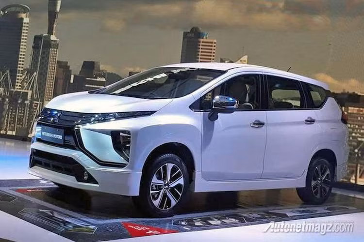 Được thiết kế dựa trên chiếc XM Concept, Mitsubishi đã phát triển Expander chủ yếu nhằm hướng tới các thị trường Đông Nam Á - nơi điều kiện đường sá vẫn còn chưa được hoàn hảo. Các đối thủ chính mà mẫu xe này hướng tới đều nằm ở phân khúc mini MPV hạng B như Toyota Avanza, Suzuki Ertiga và Honda Mobilio.