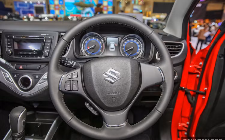 Vô-lăng 3 chấu bọc da tích hợp các phím bấm chức năng như điều chỉnh âm thanh, nghe, tắt cuộc gọi.