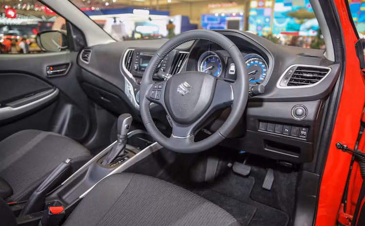 Nội thất của Suzuki Baleno 2017 với ghế ngồi sử dụng chất liệu nỉ, hệ thống điều hòa tự động, màn hình màu đa thông tin, nút bấm khởi động